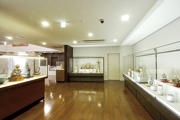「三宅美術館」1階の焼物展示室の様子(常設展示)(その2)