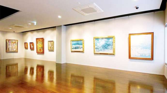 「三宅美術館」2階の絵画展示室の様子(常設展示)