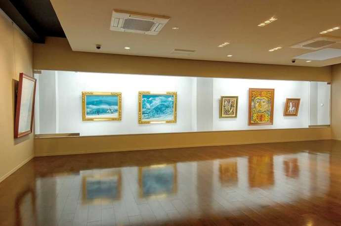 「三宅美術館」2階の海老原喜之助コーナーの様子(常設展示)