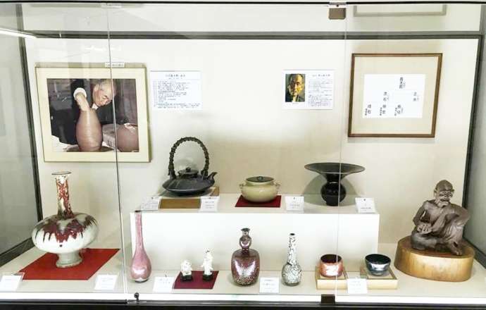 「三宅美術館」1階の長太郎焼コーナーの様子(常設展示)