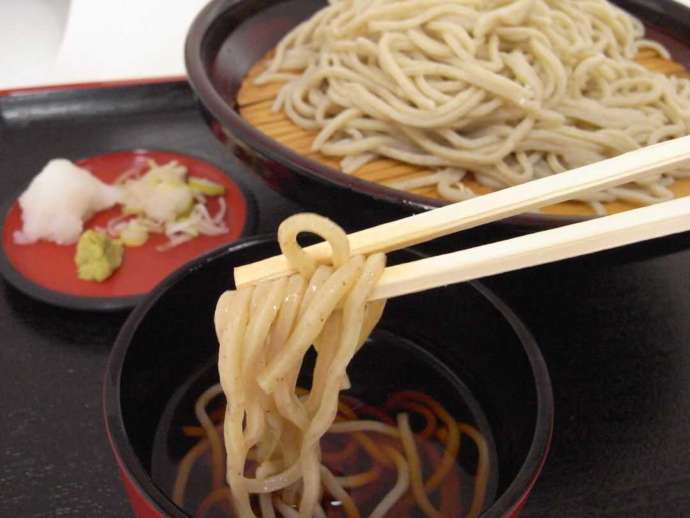 道の駅区界高原のフードコートで食べられる「兜山もりそば」