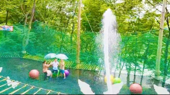 埼玉県飯能市のメッツァビレッジにある「PANZA宮沢湖」で巨大水鉄砲が打ち上がった様子