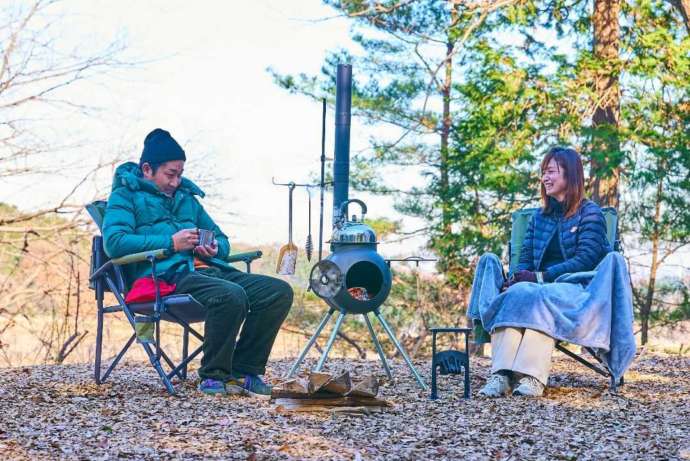 埼玉県飯能市のメッツァビレッジにある「PANZA宮沢湖」での焚き火カフェの様子