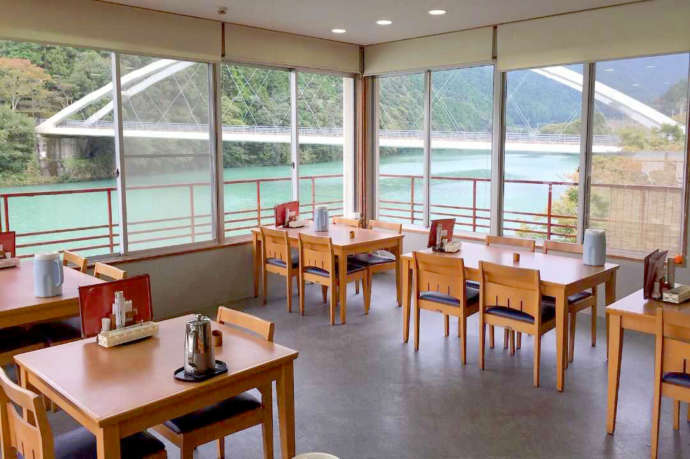 レストラン湖畔から川口ダム湖を眺めた様子