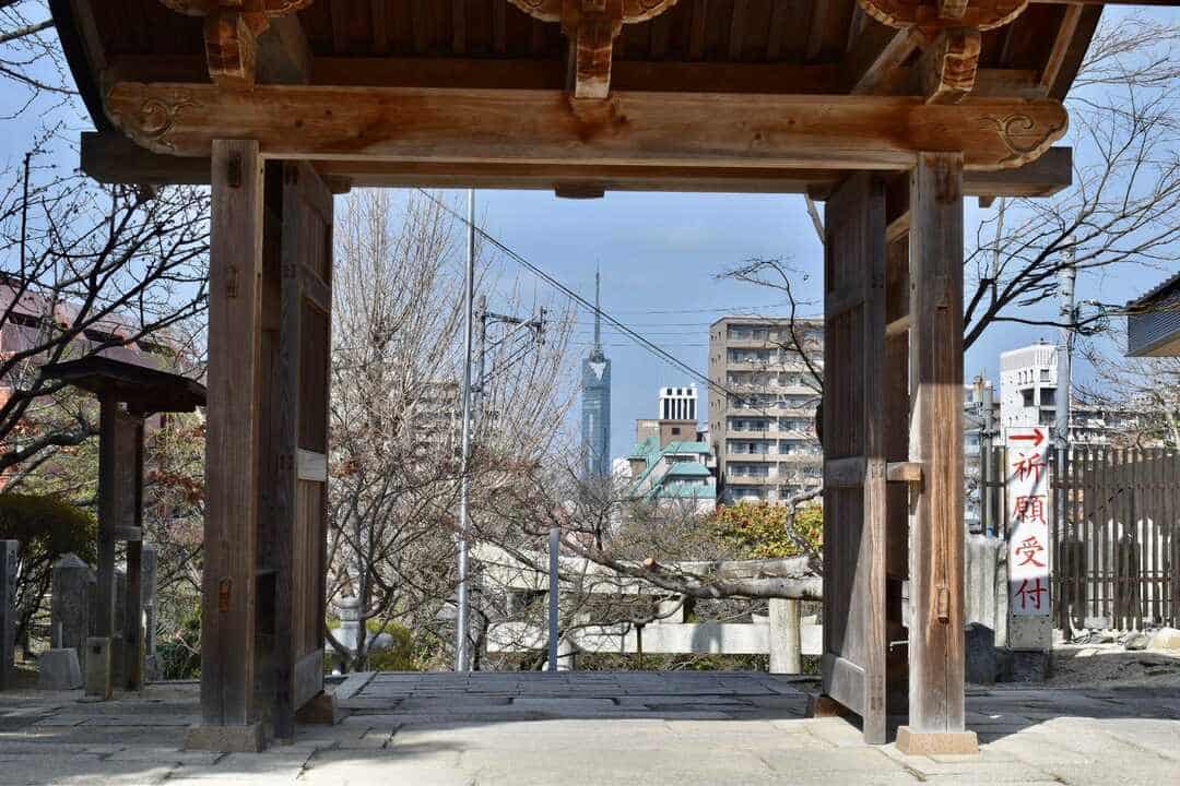 福岡県福岡市にある紅葉八幡宮の御神門と福岡タワー