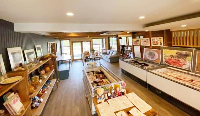 モンヴェール農山で自社生産の食材などを販売している売店の様子