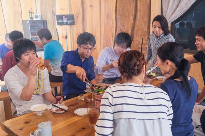 食器や飲み物などすべてがセットになったバーベキューをグループで楽しむ様子