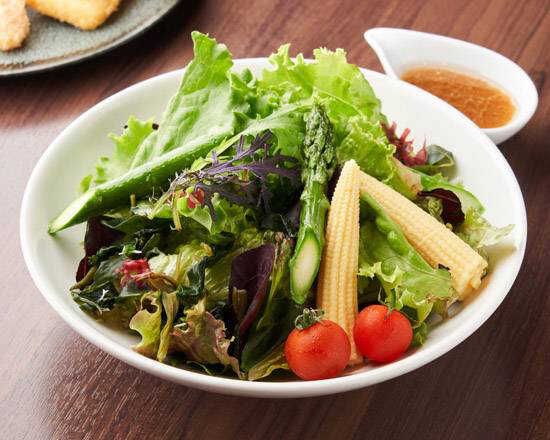 浜松町にある串揚げと和食 もりもとの有機野菜の和風サラダ