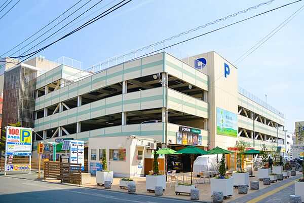 MOSSビルの隣接駐車場の外観