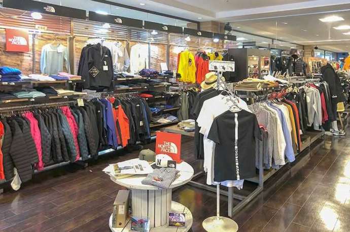 石井スポーツの店内
