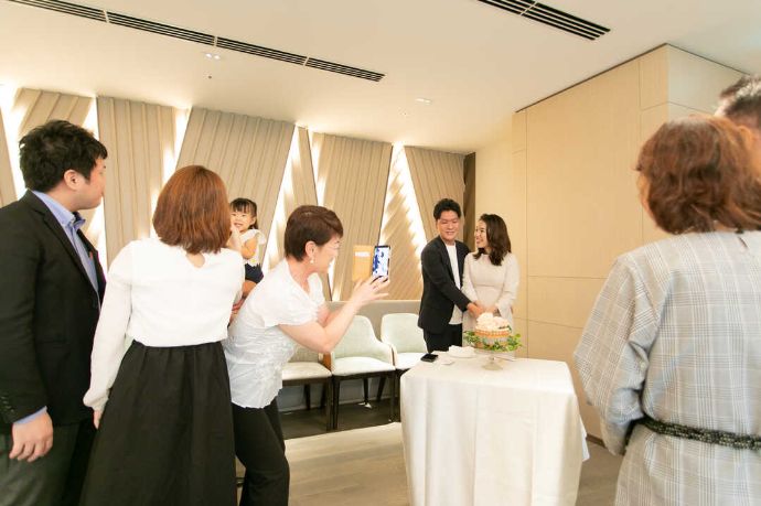 東京都港区にあるモスクロストーキョーで行う少人数結婚式のケーキ入刀