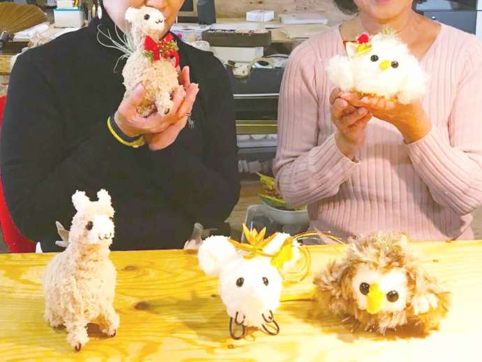 完成したモスペットたちと制作者