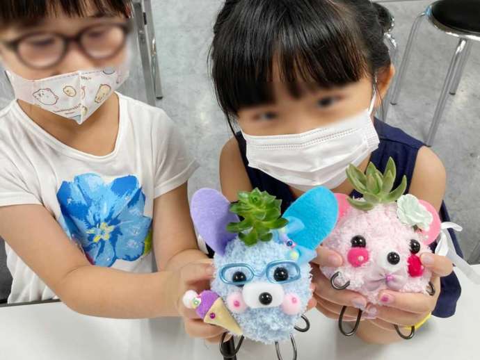 完成品のモスペットを手にもつ子ども