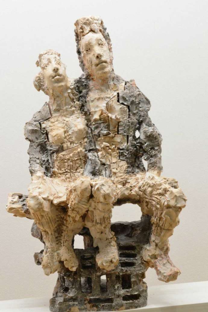 モトフサ現代美術館のテラコッタ彫像「2人の自衛官」