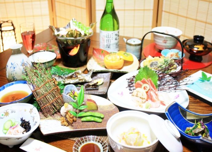 「山田屋旅館」の夕食で供される「奥久慈会席料理」(一例)
