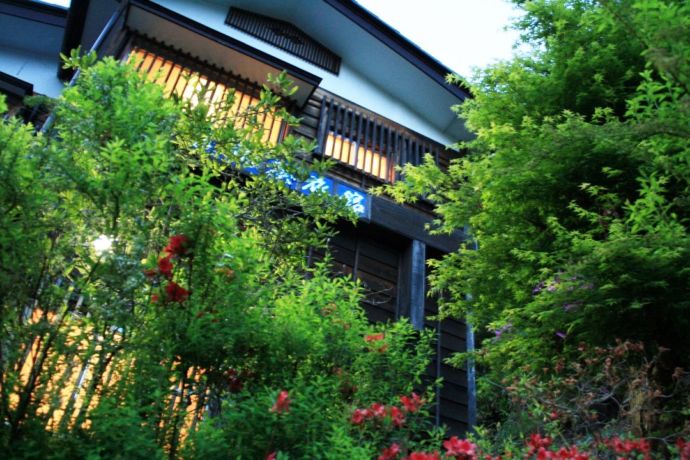 「山田屋旅館」の外観(夕方)