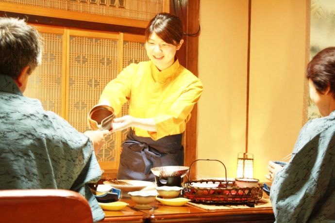 「山田屋旅館」の20代目若女将・小林さんの近影(中央)