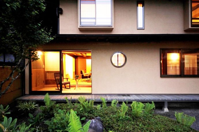 「山田屋旅館」の外観(夜)
