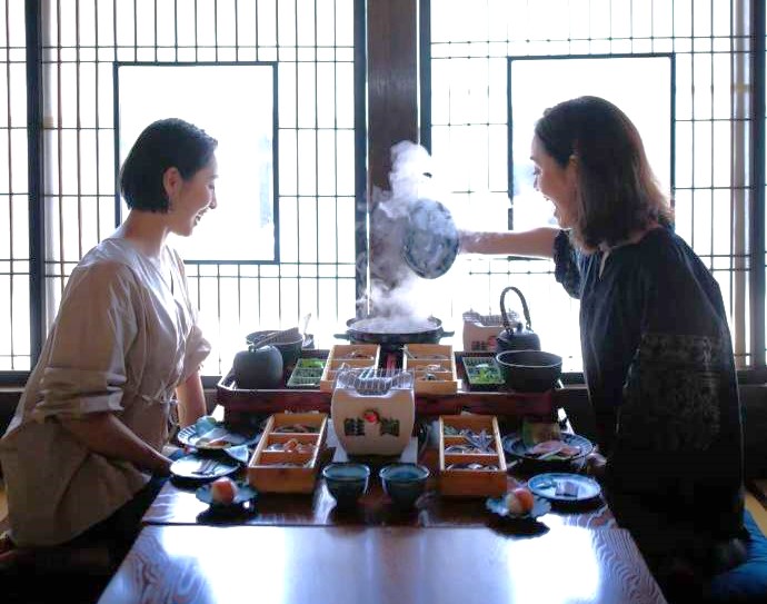 「千年鮭きっかわ 井筒屋」炊き立てご飯の土鍋の蓋をあける様子