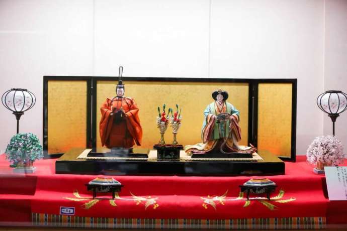 おしゃぎり会館で行われる特別展「城下町村上に伝わる　ひな人形展」のひな人形