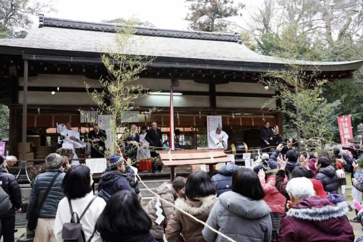 2月11日に開催された御田植祭の餅まきの様子