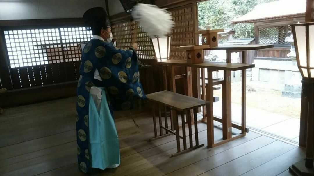 お神札やお守りを祈祷中の「村屋坐弥冨都比売神社」の守屋さん