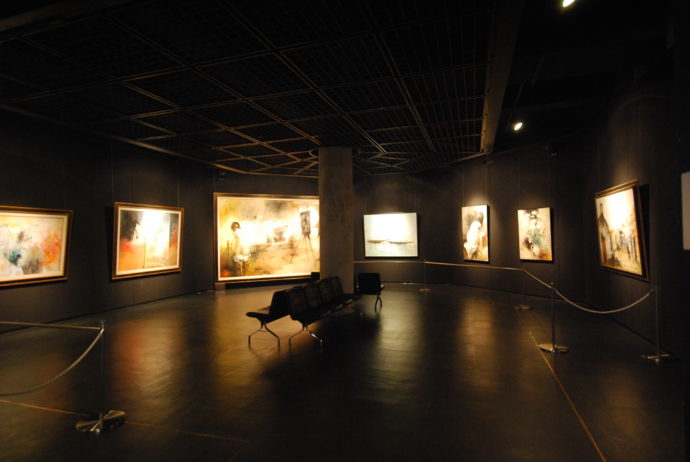 長野県安曇野市にある安曇野ジャンセン美術館の展示風景