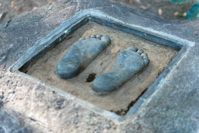 美術館の庭園にあるヨーゼフ・ボイスの足型の写真