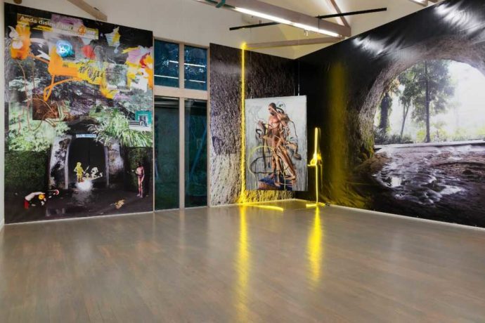 過去の企画展、今津景展の大きな絵が4枚ある写真