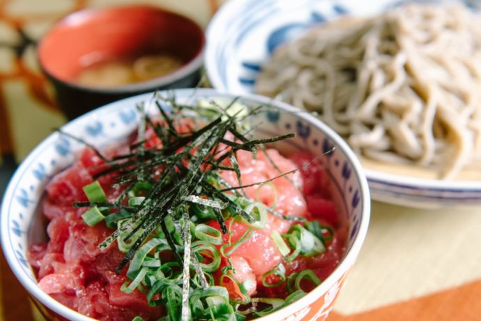 和歌山県那智勝浦町で味わうことができるまぐろ料理の一例