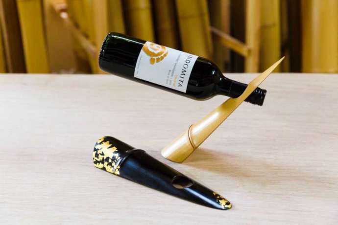亀岡工房のオリジナル商品である竹のボトルスタンド