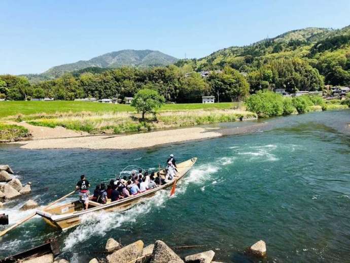 亀岡をスタートする保津川下りの様子