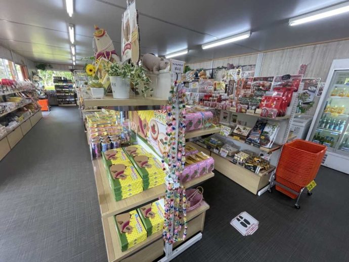 長崎県西海市にある「長崎バイオパーク」内のショップ「メルカドプリメラ」の商品陳列棚