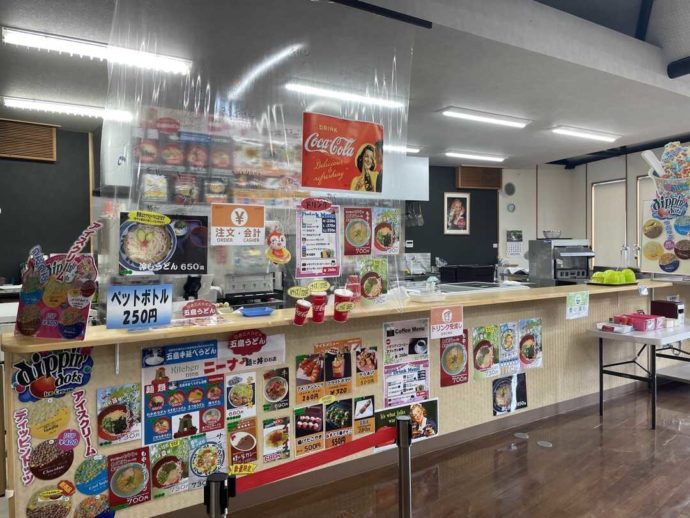 長崎県西海市にある「長崎バイオパーク」内でうどん、どんぶりなどが食べられる「キッチンニーナ」
