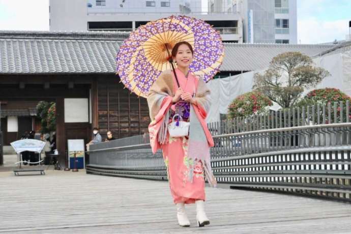 出島はいからさんの着物を着て表門橋を歩く利用者の写真
