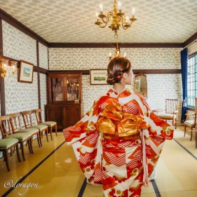 出島はいからさんの着物を着てカピタン部屋を訪れた利用者の写真