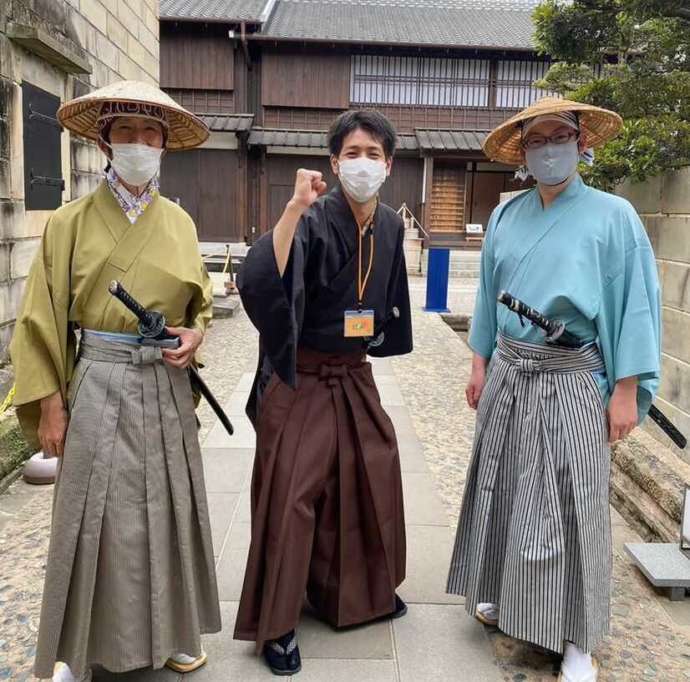 侍に扮した出島ガイドツアーの専属ガイドの写真