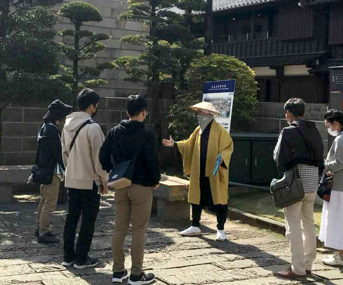 出島ガイドツアーの様子の写真
