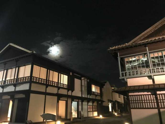 夜の出島西側の外観の写真