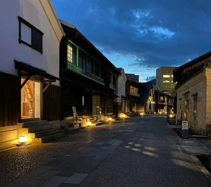 出島の夜のメインストリートの写真