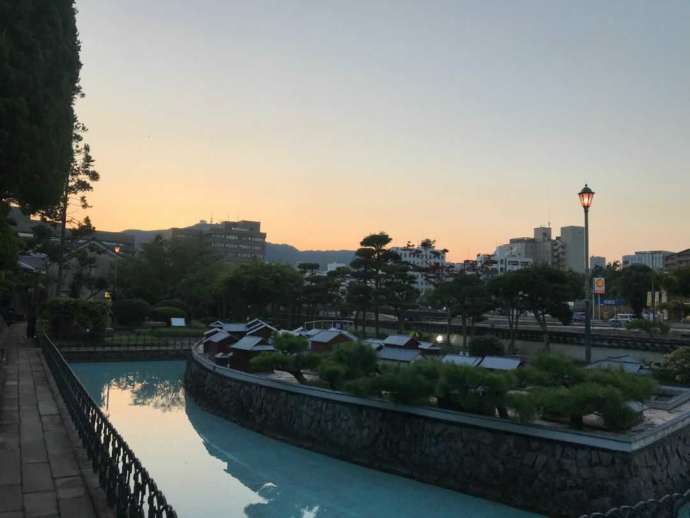 夕暮れ時のミニ出島の写真