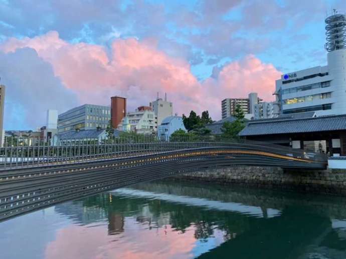 夕暮れの出島表門橋の写真