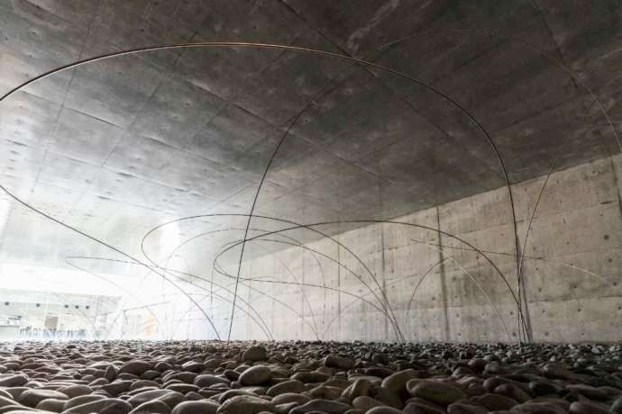 奈義町現代美術館の展示室「大地」