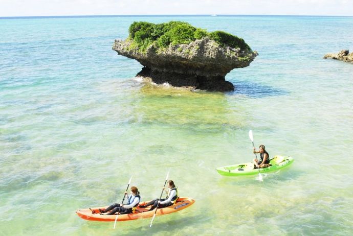 沖縄県国頭郡恩納村にある「マリンクラブ ナギ」でのシーカヤック体験の様子