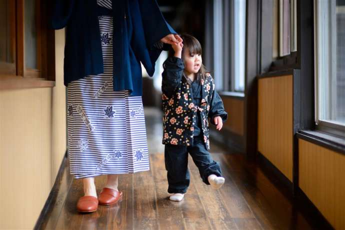 滑川温泉 福島屋の廊下を歩く親子