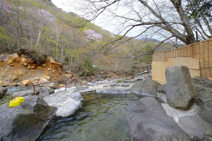 滑川温泉 福島屋の岩風呂（冬の時期）