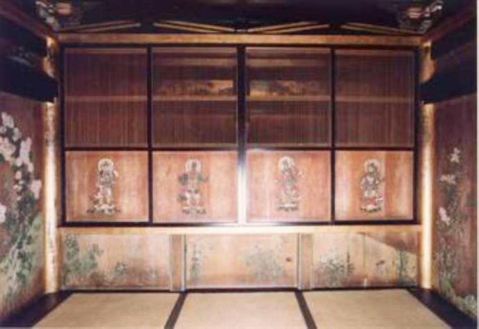 「南部利康霊屋」の桟板戸