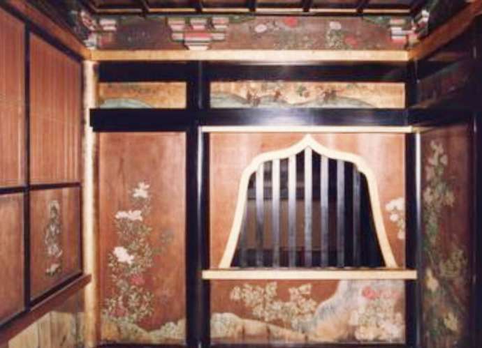 「南部利康霊屋」に配置された花頭窓