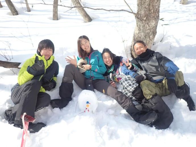 スノーシューイング体験中の雪の中での記念写真