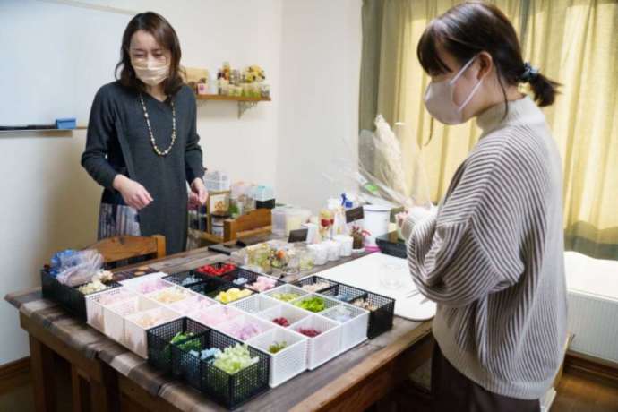 ナチュラルアロマライフでお花を選ぶ女性